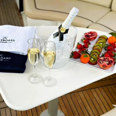 Starboard Charter Πλωτό κατάλυμα