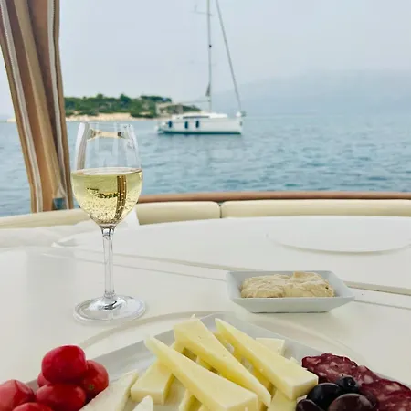 Πλωτό κατάλυμα Starboard Charter *