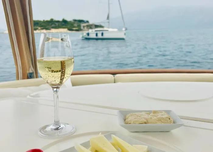 Πλωτό κατάλυμα Starboard Charter *