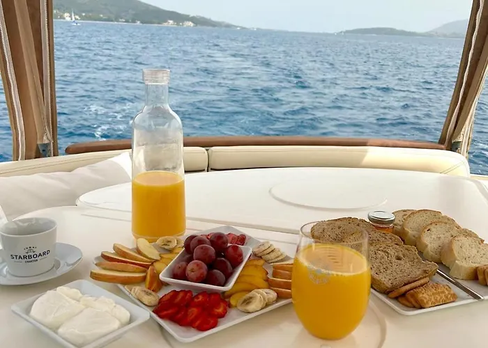 Starboard Charter Πλωτό κατάλυμα